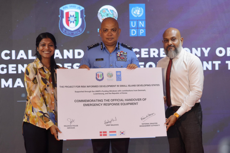 ކުއްލި ހާލަތުގައި ބޭނުންކުރާނެ ބައެއް ސާމާނު ފުލުހުންނަށް ހަދިޔާކޮށްފި