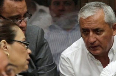 ގުއަޓަމާލާގެ ރައީސް އަށް ހަދިޔާއަކަށް ހެލިކޮޕްޓަރެއް ދިން ދެ ވަޒީރުން ހައްޔަރުކޮށްފި