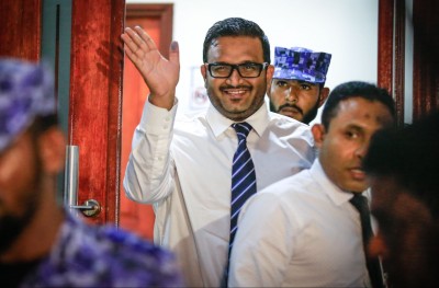 ކޮލަމް އަސްދަނޑި: ނާޒިމް "ފްރޭމް"ކޮށްފި!
