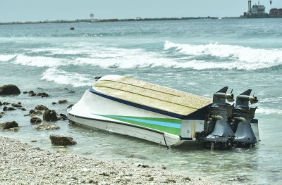 ބްރިޖަށް މީހުން އުފުލާ ޑިންގީއެއް ބަންޑުން ޖަހާލައި ދެ މީހަކު ޒަހަމްވެއްޖެ، ޗައިނާ މީހާ ސީރިއަސް