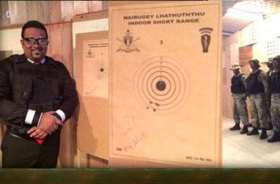 އަދީބާ ފިސްތޯލައާ ކޮން ގުޅުމެއް؟