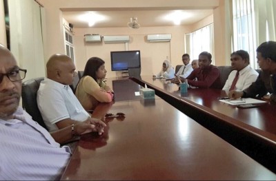 އެތައް އޮފީހަކަށް ހިނގައިފި، އިއްތިހާދުގެ ޖަލްސާ އަށް އަދިވެސް ތަނެއް ނުލިބޭ!