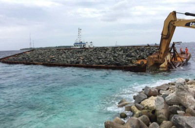 އިންޑިއާއިން ހިލަ ހިފައިގެން އައި ބަނޑެއް ދިޔަވާން ފެށުމުން އިންޑަސްޓްރިއަލް ވިލެޖަށް ހުސްކުރަނީ