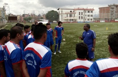 މޯހަން ނޭޕާލުގައި ކޯޗުން ތަމްރީންކުރަނީ