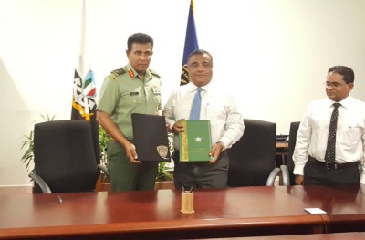 އެއްބާރުލުން ދިނުމުގެ އެއްބަސްވުމެއްގައި ސިފައިންނާއި އިމިގްރޭޝަނުން ސޮއިކޮށްފި