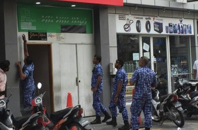 އިއްތިހާދުގެ މިރޭގެ ޖަލްސާ ޕްރޮމޯޓް ކުރަން ދެމި ބެނާތައް ފުލުހުން ނަގައިފި