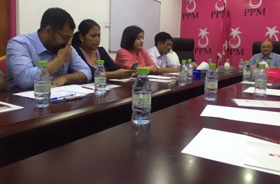 ޔާމީން ފެކްޝަން ނޫސްވެރިންނާ ބައްދަލުކުރަނީ