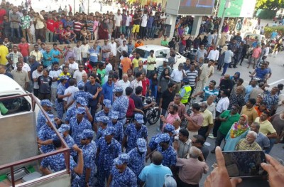 އިދިކޮޅު ހަރަކާތް ހުއްޓުވަން ދާ ފުލުހުން ނަން ޓެގު ނުޖެހުން ބޮޑު މައްސަލައަކަށް!