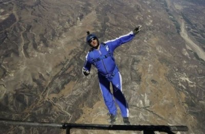 ވައިކުޑައަކާ ނުލައި 25،000 ފޫޓު މަތިން ފުންމާލައި، ރެކޯޑް ހަދައިފި