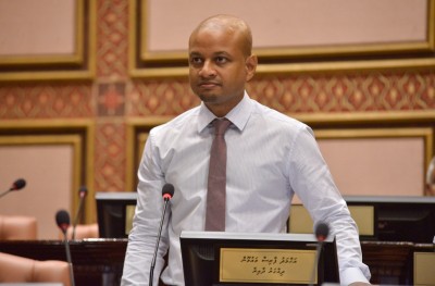 އެއްވެ އުޅުން ހަނިކުރާ އިސްލާހު ގާނޫނުއަސާސީއާ ހިލާފު، އަޅުގަނޑު ޖަހާނީ ރަތް: ފާރިސް