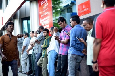 ޑޮލަރު ހޯދަން ބޭންކުތަކުގެ ބޭރުގައި ބޮޑު ކިޔޫ ދަމާލައިފި