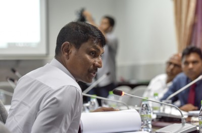 މެމްބަރުންނަށް ފިިޔަވަޅު އަޅަން ބާރުއަޅާއިރު، ރިޔާޒް ރަޝީދު ވެސް ވިޕްލައިނަކާ ހިލާފުވި ކަމުގެ ސުވާލު؟