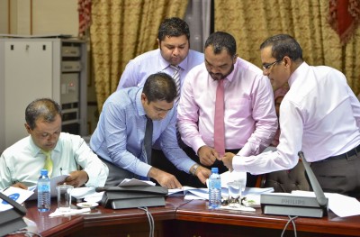 އަބުރާ ބެހެނީ ވެސް، ކަންބޮޑުވަނީ ވެސް މަޖިލިސް!
