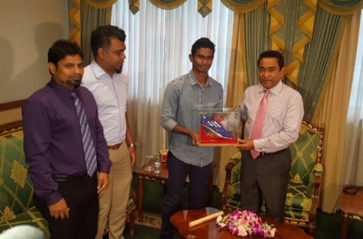 ރަން މެޑަލް ހޯދިއިރު ސާއިދު ބޭނުންކުރި ބޫޓު ރައީސަށް ހަދިޔާކޮށްފި
