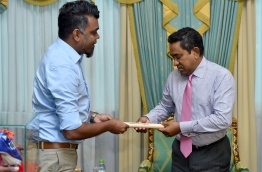 ރަން މެޑަލް ހޯދިއިރު ސާއިދު ބޭނުންކުރި ބޫޓު ރައީސަށް ހަދިޔާކޮށްފި