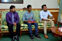 ރަން މެޑަލް ހޯދިއިރު ސާއިދު ބޭނުންކުރި ބޫޓު ރައީސަށް ހަދިޔާކޮށްފި