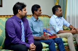 ރަން މެޑަލް ހޯދިއިރު ސާއިދު ބޭނުންކުރި ބޫޓު ރައީސަށް ހަދިޔާކޮށްފި