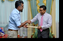 ރަން މެޑަލް ހޯދިއިރު ސާއިދު ބޭނުންކުރި ބޫޓު ރައީސަށް ހަދިޔާކޮށްފި