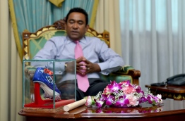 ރަން މެޑަލް ހޯދިއިރު ސާއިދު ބޭނުންކުރި ބޫޓު ރައީސަށް ހަދިޔާކޮށްފި