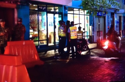 މާލޭގެ މުހިއްމު ސަރަހައްދުތަކުގައި ފުލުހުންނާއި ސިފައިން ފޯރިމަރަނީ