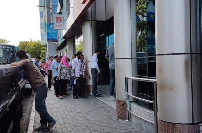 އީދަށް ފުރާ މީހުން ގިނަވެ، ޑޮލަރު ހޯދަން ބާރު ބޮޑުވެއްޖެ