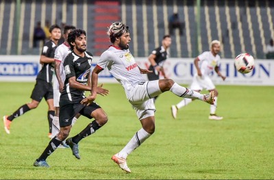 އީގަލްސް މޮޅުވެ، މާޒިޔާއާ ގާތަށް ޖެހިލައިފި