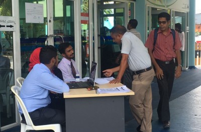 ކޮލަމް އަސްދަނޑި: ފިނި ކޮޓަރީގައި، ރައްޔިތުންނާ ދުރުގައި!