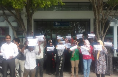 ކާޑުގެ އަގުބޮޑުވެގެން، ފުވައްމުލަކު އެސްޓީއޯ ފިހާރައިގައި ތަޅުއަޅުވައި މުޒާހަރާ ކުރަނީ