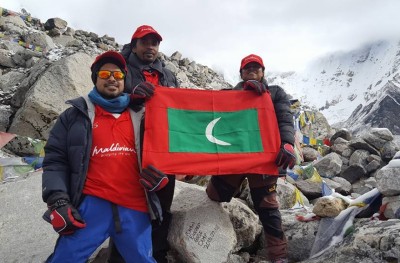 ތިން ދިވެހިން އެވަރެސްޓަށް: "ބުރަ، އެކަމަކު މިވަރު ކަމެއް ނެތް"