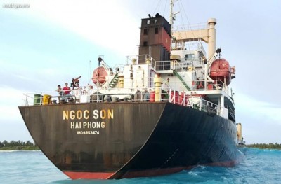 ފުވައްމުލަކު ފަރަށް އެރި ބޯޓު ކަފު ޖަހައިގެން ގެންދަނިކޮށް އަޑިއަށް ހިނގައްޖެ