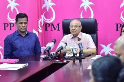 ޕާޓީ ހިންގާނެ ގޮތް ކޯޓަކަށް ކަނޑައެއް ނޭޅޭނެ: މައުމޫން