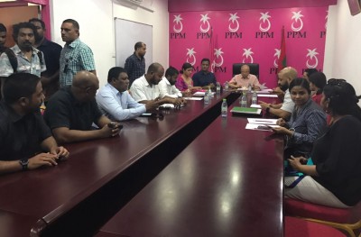 ރައީސް ޔާމީން ފެކްޝަނުން ވެސް ނިންމުންތައް ހުށަހަޅައިފި، އީސީން އަދި ގޮތެއް ނުނިންމާ!