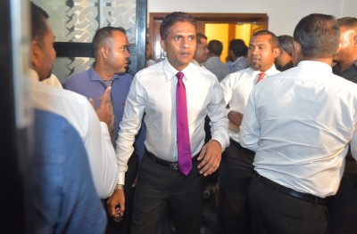 އޮޅުންބޮޅުން: ޕާޓީތަކުގެ އެތެރޭގެ ހަމަނުޖެހުން