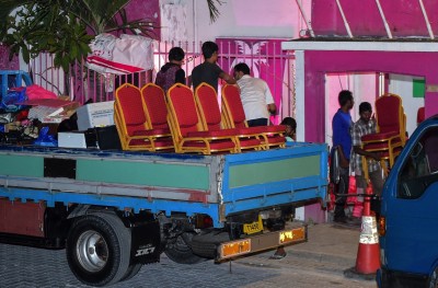 މައުމޫން ފެކްޝަނުން ފުލުހަށް މައްސަލަ ހުށަހަޅައިފި، އޮފީހުން އެއްޗެހިތައް ނެރެފި