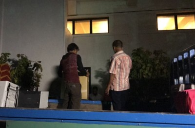 މައުމޫން ފެކްޝަނުން ފުލުހަށް މައްސަލަ ހުށަހަޅައިފި، އޮފީހުން އެއްޗެހިތައް ނެރެފި