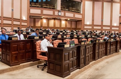 މަޖިލިސް މެމްބަރުން އަދިވެސް ދާނީ ދެ ބައިވަމުން