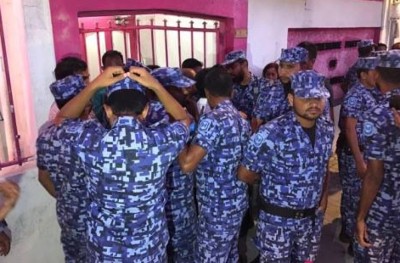 މައުމޫން ފެކްޝަނުން ފުލުހަށް މައްސަލަ ހުށަހަޅައިފި، އޮފީހުން އެއްޗެހިތައް ނެރެފި