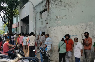 ޑޮލަރު ކިއޫ ބޮޑުވެއްޖެ، ކިއޫ ނަމްބަރު ވިޔަފާރިއަކަށް!