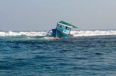 ފަރަށް އެރި ދޯންޏަކުން ވަލެއް ހިފައިގެން މޫދަށް ފުންމާލި މީހަކު ގެނބިގެން މަރުވެއްޖެ