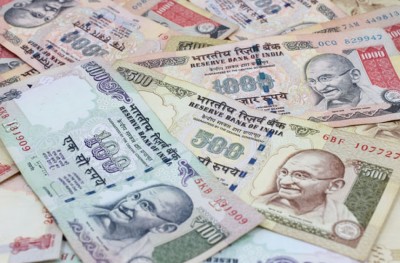 އިންޑިއާގައި ޓޫރިސްޓުންނަށް ވެސް ފައިސާގެ ދަތިކަން ފޯރަން ފަށައިފި