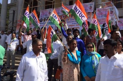 ފައިސާގެ ބޮޑެތި ނޫޓުތައް އުވާލުމުން އިންޑިއާގެ އިދިކޮޅު ޕާޓީތައް މުޒާހަރާ ކުރަނީ