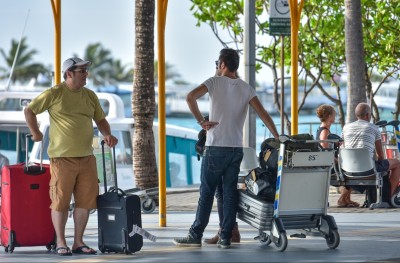 ދިވެހިންނާއި ޓްރާންސިޓް ފަސިންޖަރުން އަތުން 25 ޑޮލަރު ނަގަނީ