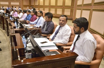 އޭޑީސީގެ ގޮތުގައި ދިވެހިން އަތުން 12، ބިދޭސީން އަތުން 25 ޑޮލަަރު ނަގަން ފާސްކޮށްފި