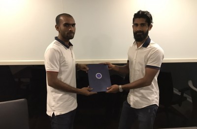 ލިލީ ވެސް އެނބުރި ނިއު އަށް