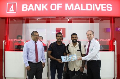 އެއާޕޯޓުން ޑޮލަރު ދޫކުރަން ފަށައިފި، ފުރަތަމަ 10 މީހުންނަށް ހަދިޔާއަކަށް 100 ޑޮލަރު