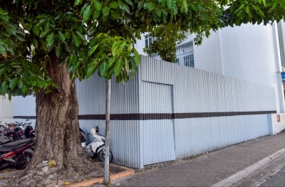 ކުރީގެ އެޓޮލްސް މިނިސްޓްރީ ހުރި ތަނުން ފުލުހުންނަށް ދިން ބިން އަނބުރާ ހަވާލުކުރަން އަންގައިފި