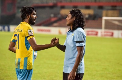 އަދުހަމް އެނބުރި ވިކްޓަރީ އަށް