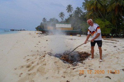 ޖޯން: ބައެއް މީހުން ގަބޫލުކުރަނީ ދިވެހި ބަޔަކު އޭނާ އަށް ލަނޑުދިނީ ކަމަށް