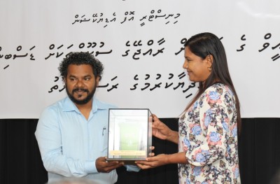 އީވް ގާމެންޓުން އެޑިއުކޭޝަން މިނިސްޓްރީއަށް ޑަސްބިންތަކެއް ހަދިޔާކޮށްފި