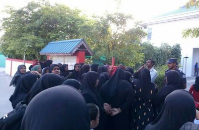 ޕްރިންސިޕަލާ ދޭތެރޭ ހިތްހަމަނުޖެހޭތީ ދުވާފަރު ދަރިވަރުން ސްކޫލަކަށް ނުފޮނުވާ